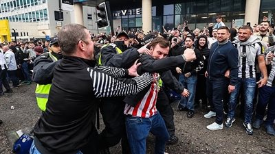 مشاهد عنيفة في ديربي نيوكاسل وسندرلاند.. تحطيم حافلة اللاعبين وإصابات خطيرة بين الجماهير