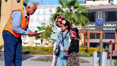 العاملون بإدارة حدائق أسوان يوزعون الهدايا والبالونات على الأطفال لإدخال البهجة والسرور عليهم في العيد