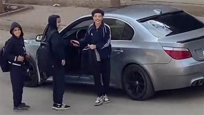 فتحلهم عربيته يتصوروا فيها.. أول تعليق من شاب وثق فرحة صغار بسيارته: حبيت أسعدهم