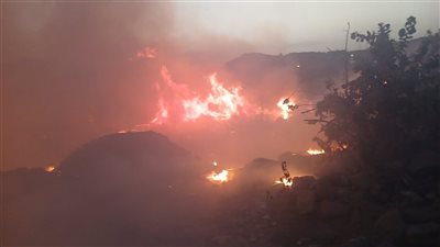 محافظ أسوان يتابع جهود السيطرة على حريق في منطقة نجع المحطة