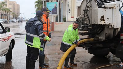 خلية نحل.. انتشار مكثف لفرق الطوارئ وسيارات الكسح لرفع مياه الأمطار من شوارع الإسكندرية 