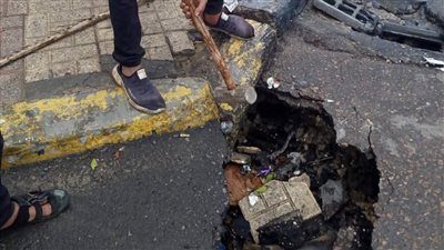 إصلاح هبوط أرضي وردم فتحة عميقة بالقرب من محطة ترام الشبان المسلمين بالإسكندرية