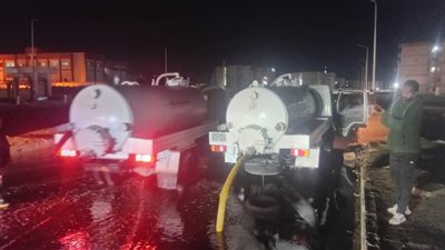 محافظ السويس: استمرار أعمال كسح المياه ورفع القمامة وتأمين أعمدة الإنارة بالأحياء
