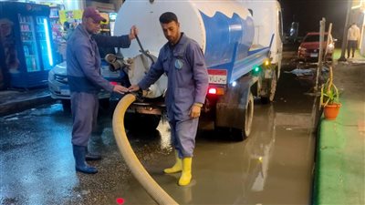 لتيسير الحركة المرورية.. تواصل رفع آثار مياه الأمطار من شوارع محافظة البحيرة