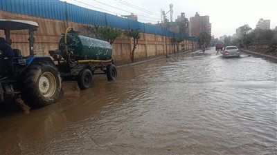 لليوم الثاني.. مجالس المدن بكفر الشيخ تواصل كسح مياه الأمطار | صور 