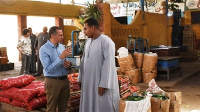 في تفاعل مباشر مع الشكاوى الجماهيرية.. جولة ميدانية مفاجئة لمحافظ أسوان داخل شادر الجملة للخضراوات والفاكهة