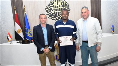 محافظ أسوان يكرم فرق الصيانة بشركتي مياه الشرب والمقاولون العرب لجهودهم في إنجاز أعمال إصلاح كسر 