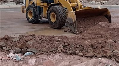 بعد انتهاء التقلبات الجوية.. محافظ جنوب سيناء يؤكد فتح جميع الطرق ونزح مياه الأمطار