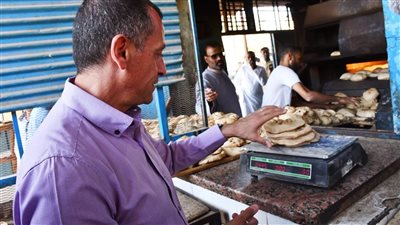 محافظ أسوان يفاجئ أحد المخابز البلدية بنصر النوبة للتأكد من جودة ووزن رغيف الخبز 