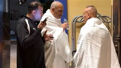 قبل السفر إلى إسبانيا.. لاعبو منتخب مصر يؤدون مناسك العمرة