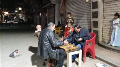 قفلوا وقعدوا يلعبوا طاولة.. أصحاب المحال التجارية بالمحلة بعد تطبيق قرار الغلق