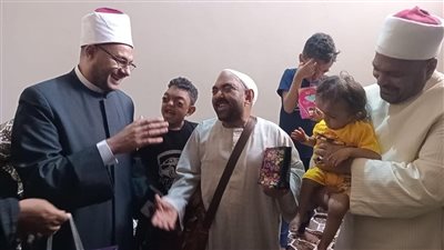 وزير الأوقاف يوجه بتكريم المواطن محمد حسن صاحب واقعة التنمر على أولاده.. ويؤكد: كرامة الإنسان أولوية | صور