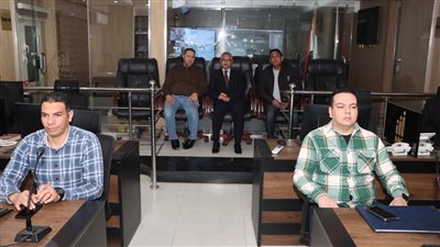 محافظ بني سويف يتابع من مركز السيطرة الالتزام بمواعيد غلق المحال والمنشآت التجارية