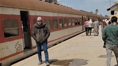 تعطل جرار قطار القاهرة – طنطا بمحطة طنبدي والدفع بآخر لسحبه