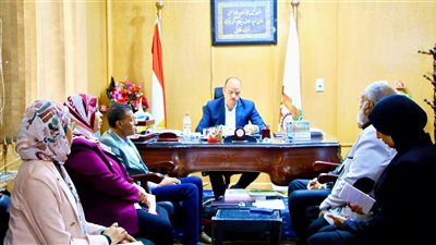 نائب محافظ الوادي الجديد يناقش إجراءات تشغيل مجمعات الخدمات الحكومية بقرى حياة كريمة