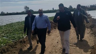 بسبب ارتفاع منسوب النيل بأراضي طرح النهر.. رئيس مدينة كوم حمادة يقرر إيقاف معديتين وردم مدخل 