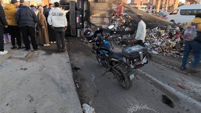 انقلاب تريلا محملة بالمخلفات على طريق الأتوستراد.. والجهات المعنية تزيل آثار الحادث| صور