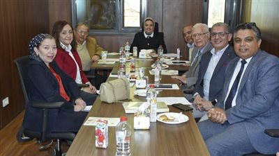 جامعة عين شمس تناقش تعيين الفنيين بمركز النانو تكنولوجي وفقًا لاحتياجات المعامل والأجهزة المختلفة