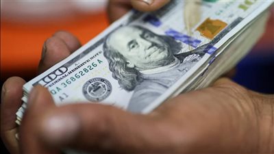 قبل حسم الفائدة.. الدولار يقفز 80 قرشًا صباح اليوم ويصل إلى 54.55 جنيه للبيع