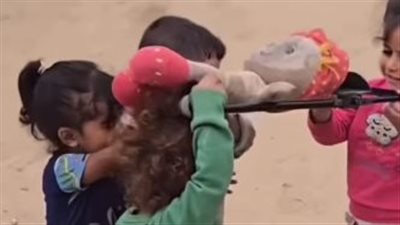 مراسم الوداع أصبحت لعبة.. صغار من غزة يكشفون عن معاناة جديدة خلال الحرب 