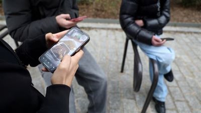 اليوم.. الشيوخ الفرنسي يصوّت على مشروع قانون حظر وسائل التواصل الاجتماعي لمن هم دون الـ15