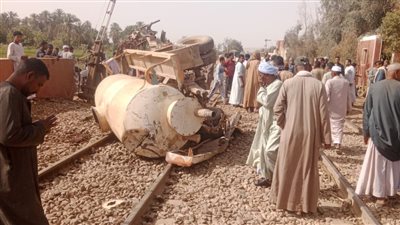 إصابة شخص إثر تصادم قطار بسيارة في أسوان 