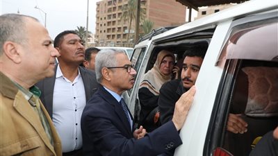 محافظ بني سويف يضبط مخالفة أجرة وخط سير بموقف الواسطى ويوجه بتكثيف الرقابة وتحسين مستوى الخدمة