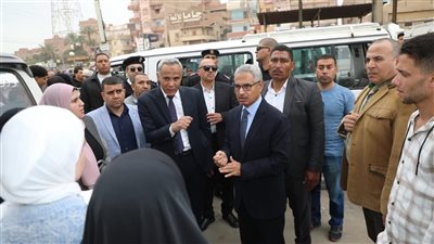 محافظ بني سويف يلتقي المواطنين بالواسطى وناصر.. ويوجه بمتابعة مطالبهم