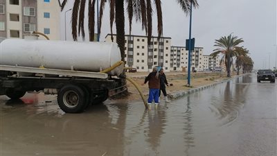محافظ مطروح يتابع ميدانيًا جهود سحب مياه الأمطار واستمرار رفع درجة الاستعداد