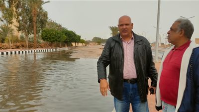 جهود مكثفة لسحب مياه الأمطار بمدينة رأس سدر│ صور 