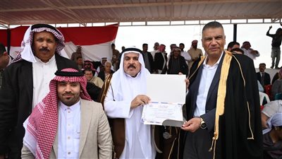 خلال الاحتفال بعيد تحرير طابا.. قبيلة المزينة تفوز بسباق الهجن بنويبع والمحافظ يسلم الجوائز 