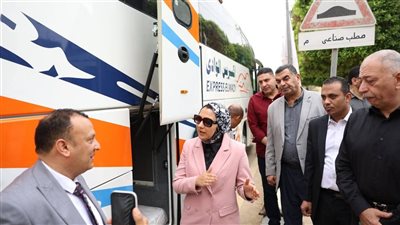 محافظ الوادي الجديد تُطلق 3 حافلات نقل جماعي جديدة لربط المراكز بالمحافظات