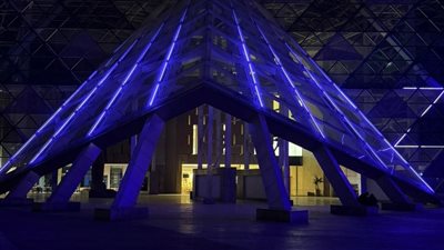 المتحف المصري الكبير يُضيء واجهته باللون الأزرق احتفالًا باليوم العالمي للتوعية بالتوحد