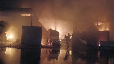 الصور الأولى لحريق نشب بمصنعي زيوت وعصائر بالمنطقة الصناعية في قنا