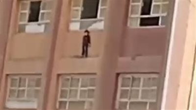 الأمن ينقذ طفلا وقف على شرفة إحدى المدارس بطريقة خطيرة بالقليوبية 