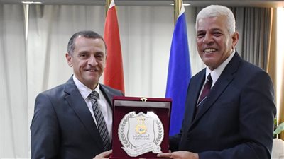 محافظ أسوان يستقبل نقيب الزراعيين لتعزيز أوجه التعاون المشترك
