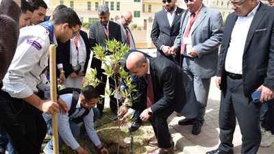 رئيس جامعة بني سويف يتفقد مشروعات طلابية ويشارك في مبادرة للتشجير داخل الحرم الجامعي