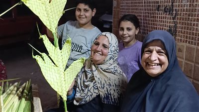 فيها حاجة حلوة.. سيدة تدخل الفرحة على الأقباط في أحد السعف بالمنيا