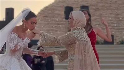 من أمام الأهرامات.. الدكتورة هبة قطب تحتفل بزفاف ابنتها
