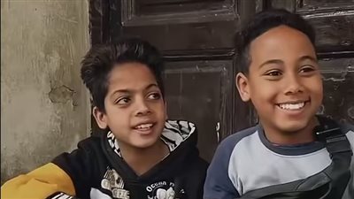 نفسنا في موبايل.. فيديو لصغيرين يبيعان الفراولة يثير إعجاب السوشيال ميديا: بنحوش فلوسنا وبندفع منها للدرس