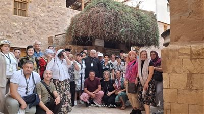 بالرغم من إجازة الدير.. 327 سائحًا وزائرًا يتوافدون إلى سانت كاترين لتسلق جبل موسى