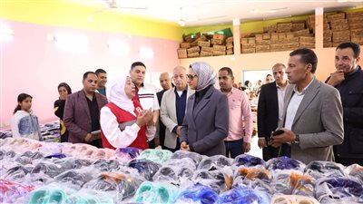 محافظ الوادي الجديد تفتتح معرض الهلال الأحمر المصري احتفالًا بيوم اليتيم العالمي