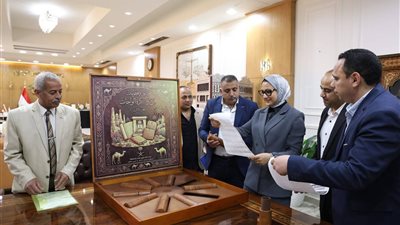 محافظ الوادي الجديد تتابع تنفيذ المرحلة الأولى لمشروع حفظ الوثائق التاريخية بنظام المحاكاة والطباعة الحديثة