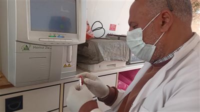 فحص 802 مريض وتقديم 2400 خدمة طبية في قافلة بقرية الحرية 3 ببني سويف