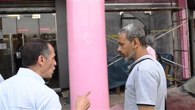 محافظ أسوان يشدد على أحد أصحاب المحال بكورنيش النيل برفع الحواجز لتسهيل حركة المواطنين