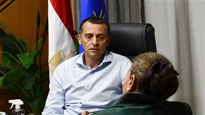 محافظ أسوان يواصل لقاءته الجماهيرية مع المواطنين.. ويستمع لمطالبهم وشكاواهم