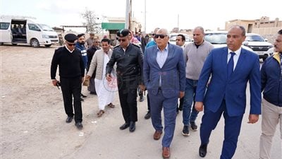 محافظ مطروح يتفقد إجراءات منع التكدسات المرورية قبل موسم الصيف