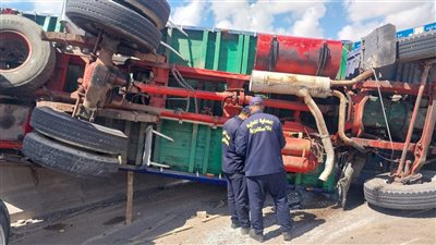 بسبب غفوة سائق.. مصرع شخص وإصابة آخر بالإسكندرية إثر انقلاب سيارة نقل ثقيل 