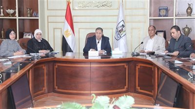 محافظ بني سويف يناقش مستجدات تطوير مصنع تدوير القمامة بسمسطا