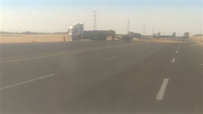 مصرع شخصين وإصابة آخر في تصادم شاحنتين بطريق الداخلة شرق العوينات بالوادي الجديد